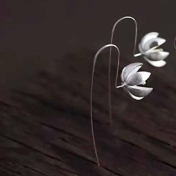 Oriental Blossom Floral Unique Silver/Gold Earring - Picture 6 of 12